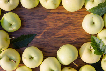 Ernte im Herbst, grüne Äpfeln und Pflaumen