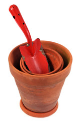 Pots de fleurs en terre cuite et plantoir