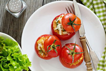 Stuffed tomatoes with cheese and breadcrumbs