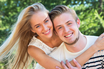 Naklejka premium Portrait of a happy couple laughing at camera