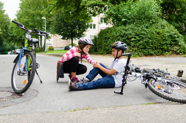 teenager stürzt mit dem fahrrad
