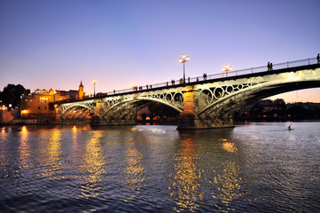 Fototapeta premium Puente de Triana al atardecer, Sevilla, España