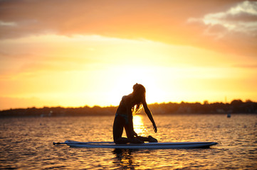 Frau auf einem SUP im Morgenrauen