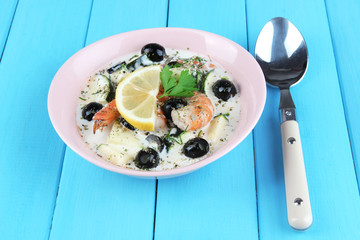 Fresh prawns with olives, lemon and parsley in white sauce