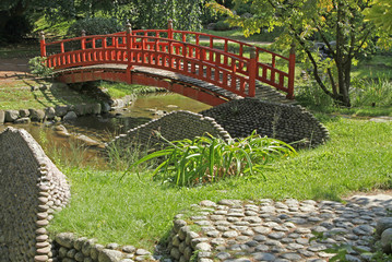 pont rouge dans un jardin japonais