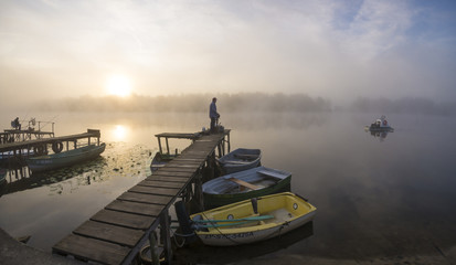 Przystań wędkarska wporannej mgle © Mike Mareen
