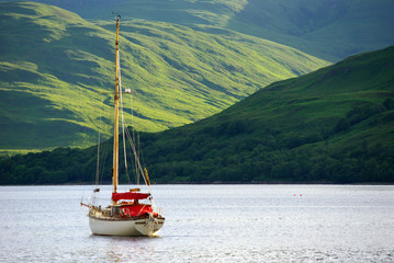 Segelboot im Abendlicht in der Nähe von Fort William