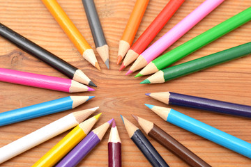 Naklejka premium Colored pencils on wood