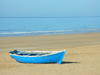 une barque échouée sur le sable