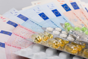 Tabletten und Geldscheine