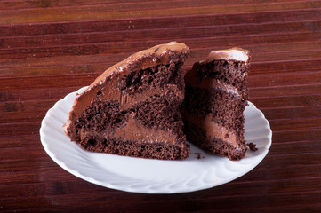 Fette di torta al cioccolato farcita e ricoperta su un piatto