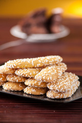 Savoiardi piatti guarniti con granella di zucchero