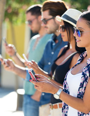 Obraz premium Portrait of group of friends having fun with smartphones.