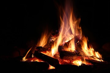 Großes Lagerfeuer mit Holzscheit in der Nacht