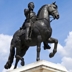 Fototapeta na wymiar Henry IV Statue in Paris
