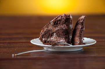 Piattino con fette di torta al cioccolato farcita e ricoperta