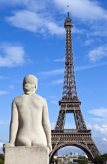 Fototapeta na wymiar Statue facing the Eiffel Tower in Paris