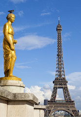 Fototapeta na wymiar Golden Statue at the Trocadero and Eiffel Tower