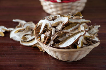 Funghi porcini essicati a fette nel cestino di vimini