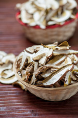 Funghi porcini essicati a fette nel cestino di vimini
