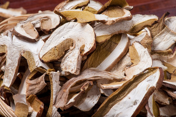 Fette di funghi porcini essicati