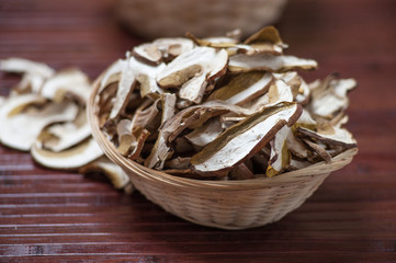 Funghi porcini essicati a fette nel cestino di vimini