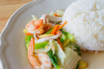 Stir fried mixed vegetables with seafood