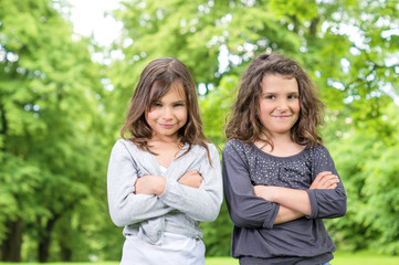 Zwei trotzige Kinder bei Spaziergang