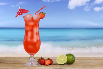 Erdbeeren Früchte Cocktail am Strand im Urlaub