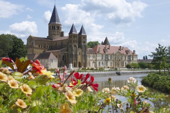 abbaye de paray le monial en bourgogne france
