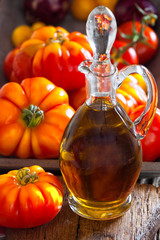 Karaffe Olivenöl und erntefrische Fleischtomaten
