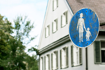 Verkehrsschild Fußgängerweg