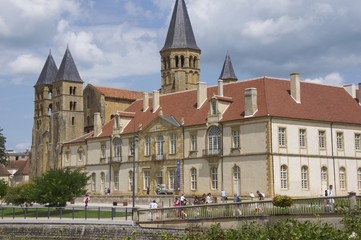abbaye de paray le monial en bourgogne france