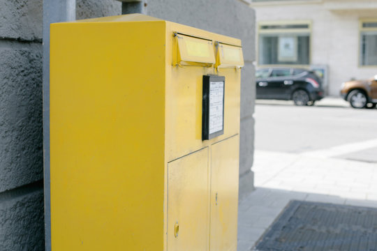 gro&szlig;er,gelber Sammelpostkasten