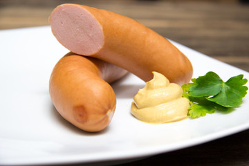Bockwurst mit Senf und Petersilie