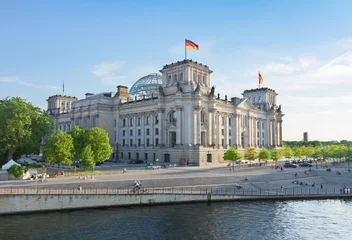 Gordijnen Reichstag-gebouw, uitzicht vanaf de rivier de Spree in Berlijn, Duitsland © neirfy