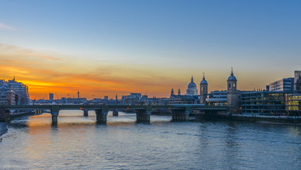 Obraz premium St Paul's Cathedral at sunset
