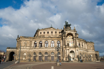 Fototapeta na wymiar Opera house in Dresden