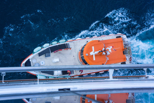 Lotsenboot an Kreuzfahrtschiff
