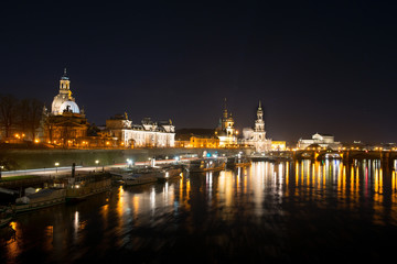 Obraz premium Night scene in Dresden, Germany. City center and river Elba