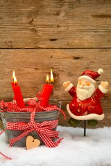 Postkarte - Adventskerzen mit Weihnachtsmann