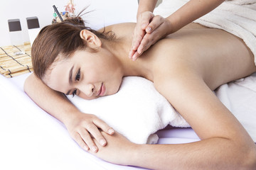 Obraz na płótnie Canvas Deep tissue massage therapy in spa