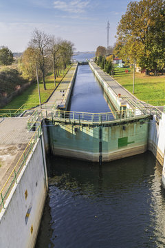 Canal lock / Floodgate / lock Statek na rzece