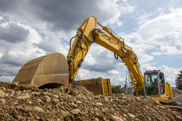 Obraz premium excavator in front of a cloudy sky