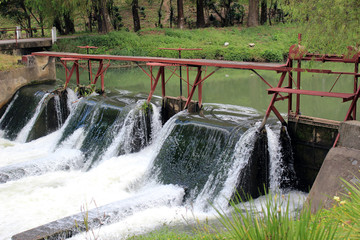 Represa en río