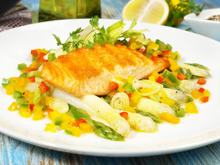 Lachs auf Spargel und Gemüse