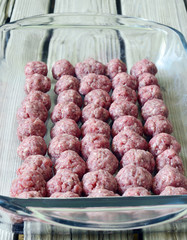 Raw meatballs .