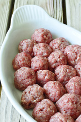 Raw meatballs .