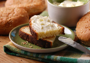 fetta di pane imburrata