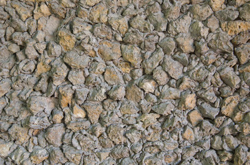 Wall clothed in stones and concrete